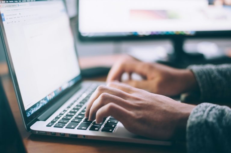 Waspadai 4 Ciri Baterai Laptop Mulai Rusak yang Sering Tidak Disadari