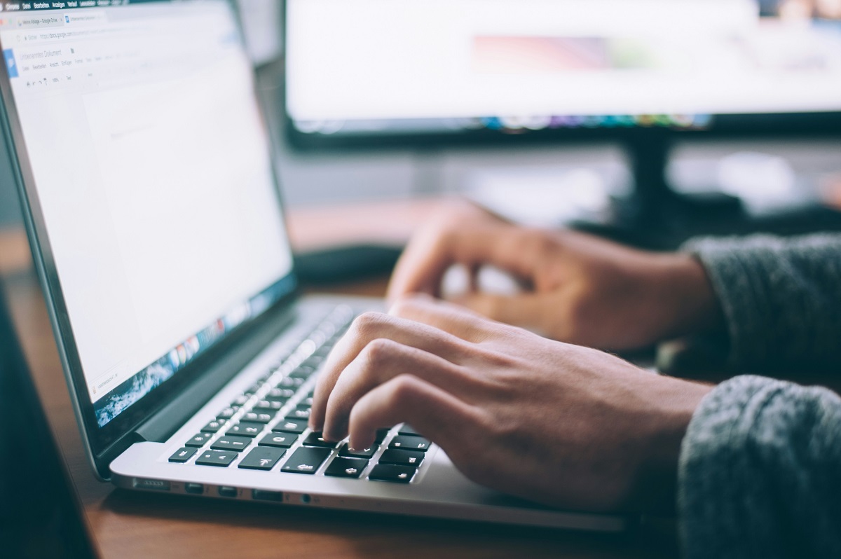 Waspadai 4 Ciri Baterai Laptop Mulai Rusak yang Sering Tidak Disadari